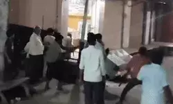 कार ठेले की टक्कर के बाद जमकर बवाल- दो समुदाय हुए आमने सामने कार ठेले की टक्कर के बाद जमकर बवाल- दो समुदाय हुए आमने सामने
