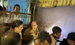 कबाड़ की दुकान में लगी आग- बुरी तरह से डरे लोग घर छोड़कर भागे कबाड़ की दुकान में लगी आग- बुरी तरह से डरे लोग घर छोड़कर भागे