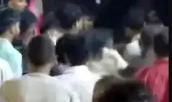 मूर्ति विसर्जन के दौरान चाकूबाजी- अचानक से आरोपी ने किया अटैक मूर्ति विसर्जन के दौरान चाकूबाजी- अचानक से आरोपी ने किया अटैक