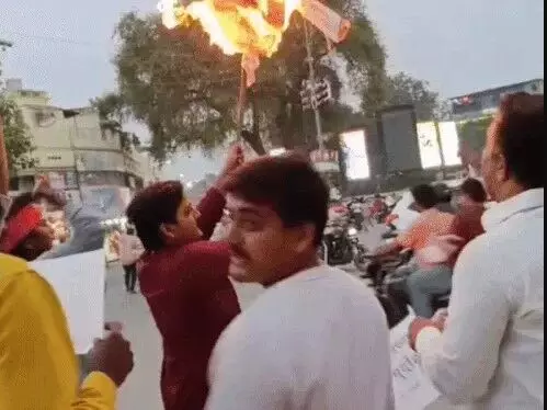 लक्ष्मी पूजा पर टिप्पणी- स्वामी प्रसाद का पुतला फूंका- थाने में FIR... लक्ष्मी पूजा पर टिप्पणी- स्वामी प्रसाद का पुतला फूंका- थाने में FIR...