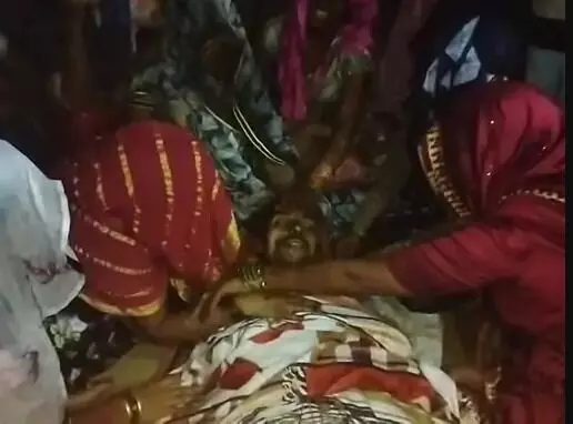 तेज रफ्तार ट्रैक्टर ट्रॉली बेकाबू होकर पलटी-नीचे दबने से ड्राइवर की मौत तेज रफ्तार ट्रैक्टर ट्रॉली बेकाबू होकर पलटी-नीचे दबने से ड्राइवर की मौत