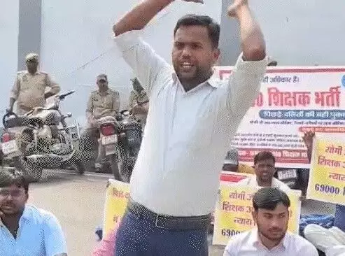शिक्षक अभ्यर्थियों ने घेरा शिक्षा मंत्री का आवास- महिला अभ्यर्थी को... शिक्षक अभ्यर्थियों ने घेरा शिक्षा मंत्री का आवास- महिला अभ्यर्थी को...
