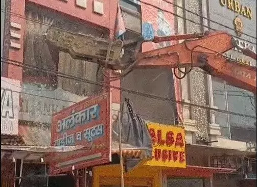 मकान के लिए आवंटित जमीन पर बने सेंट्रल मार्केट पर चल रहा बुलडोजर मकान के लिए आवंटित जमीन पर बने सेंट्रल मार्केट पर चल रहा बुलडोजर