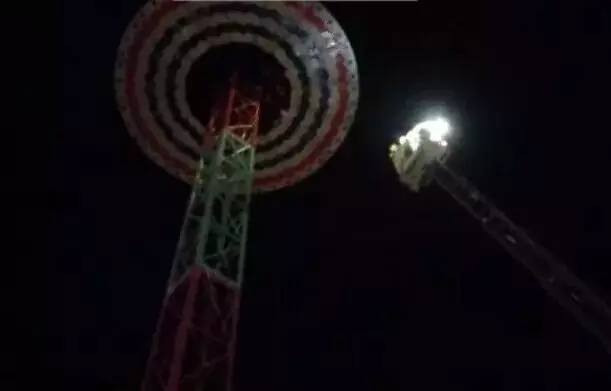 कागल मेले में लगा ज्वाइंट व्हील अटका- फायरब्रिगेड ने रेस्क्यू कर 18... कागल मेले में लगा ज्वाइंट व्हील अटका- फायरब्रिगेड ने रेस्क्यू कर 18...