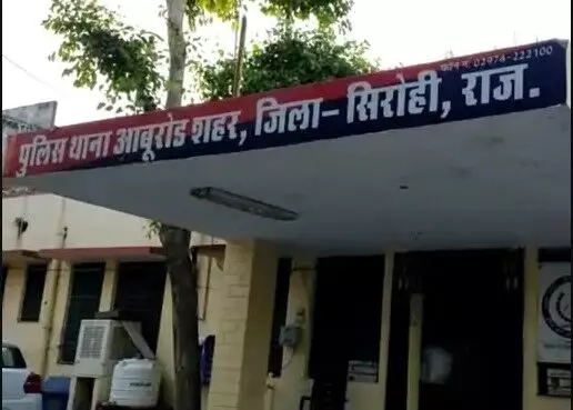 आबू रोड में खड़ी पर्यटकों की गाड़ी में लगी आग- मचा चौतरफा हड़कंप आबू रोड में खड़ी पर्यटकों की गाड़ी में लगी आग- मचा चौतरफा हड़कंप