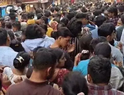 वीकेंड पर वृंदावन की गलियां पूरी तरह पैक- पैर रखने को नहीं बची जगह वीकेंड पर वृंदावन की गलियां पूरी तरह पैक- पैर रखने को नहीं बची जगह