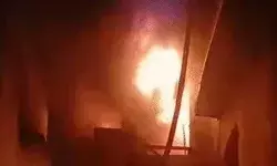 तीन मंजिला मकान में आग- छज्जा गिरने से 5 फायरकर्मी हुए घायल तीन मंजिला मकान में आग- छज्जा गिरने से 5 फायरकर्मी हुए घायल
