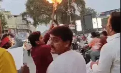 लक्ष्मी पूजा पर टिप्पणी- स्वामी प्रसाद का पुतला फूंका- थाने में FIR... लक्ष्मी पूजा पर टिप्पणी- स्वामी प्रसाद का पुतला फूंका- थाने में FIR...