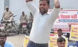 शिक्षक अभ्यर्थियों ने घेरा शिक्षा मंत्री का आवास- महिला अभ्यर्थी को... शिक्षक अभ्यर्थियों ने घेरा शिक्षा मंत्री का आवास- महिला अभ्यर्थी को...