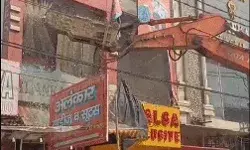 मकान के लिए आवंटित जमीन पर बने सेंट्रल मार्केट पर चल रहा बुलडोजर मकान के लिए आवंटित जमीन पर बने सेंट्रल मार्केट पर चल रहा बुलडोजर