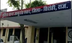 आबू रोड में खड़ी पर्यटकों की गाड़ी में लगी आग- मचा चौतरफा हड़कंप आबू रोड में खड़ी पर्यटकों की गाड़ी में लगी आग- मचा चौतरफा हड़कंप