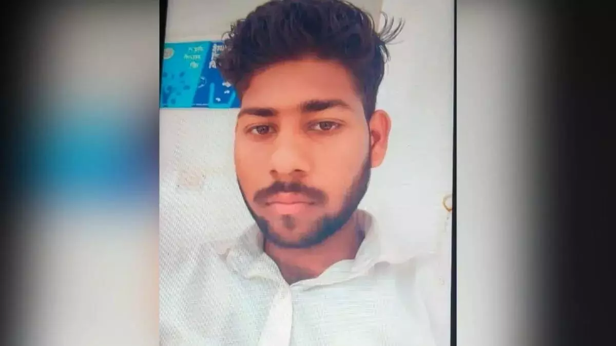 संविदाकर्मी की गोली मारकर हत्या - शराब की बोतल और गिलास मिले संविदाकर्मी की गोली मारकर हत्या - शराब की बोतल और गिलास मिले