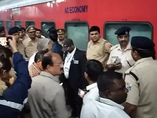 ट्रेन में बम की सूचना पर हडकम्प- दिल्ली जा रही थी ट्रेन ट्रेन में बम की सूचना पर हडकम्प- दिल्ली जा रही थी ट्रेन