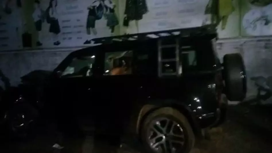 बेकाबू डिफेंडर ने मचाई तबाही, तीन की मौत - पांच घायल बेकाबू डिफेंडर ने मचाई तबाही, तीन की मौत - पांच घायल