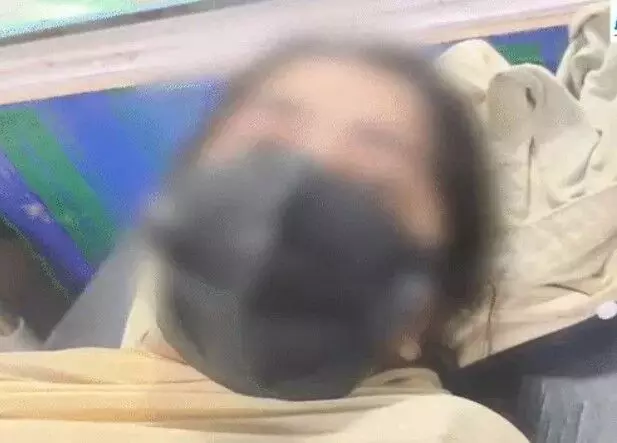 राजधानी में DU की छात्रा पर एसिड अटैक- बुरी तरह झुलसे दोनों हाथ राजधानी में DU की छात्रा पर एसिड अटैक- बुरी तरह झुलसे दोनों हाथ