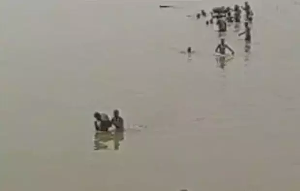 घाट पर छठ पूजा की तैयारी कर रहे एक गांव के 4 बच्चे नदी में समाएं घाट पर छठ पूजा की तैयारी कर रहे एक गांव के 4 बच्चे नदी में समाएं