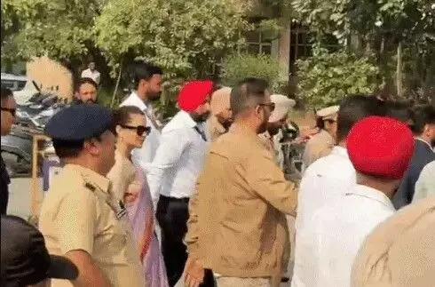 सौ रुपए में धरना देने वाली महिला मामला-कडी सुरक्षा में कोर्ट पहुंची... सौ रुपए में धरना देने वाली महिला मामला-कडी सुरक्षा में कोर्ट पहुंची...