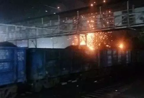 मालगाड़ी में भरा कोयला लाइन से टकराया- उठी चिंगारियां- टूटकर गिरे तार मालगाड़ी में भरा कोयला लाइन से टकराया- उठी चिंगारियां- टूटकर गिरे तार