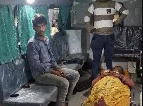 दो ट्रालियों में भारी लोगों को लेकर जा रहा ट्रैक्टर पलटा- महिला की मौत दो ट्रालियों में भारी लोगों को लेकर जा रहा ट्रैक्टर पलटा- महिला की मौत