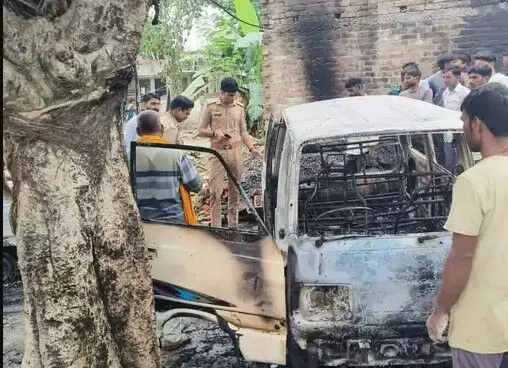 गैस रिफिलिंग के दौरान वैन में लगी आग- सिलेंडर फटने से दो गाड़ियां राख