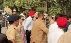 सौ रुपए में धरना देने वाली महिला मामला-कडी सुरक्षा में कोर्ट पहुंची... सौ रुपए में धरना देने वाली महिला मामला-कडी सुरक्षा में कोर्ट पहुंची...