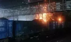 मालगाड़ी में भरा कोयला लाइन से टकराया- उठी चिंगारियां- टूटकर गिरे तार मालगाड़ी में भरा कोयला लाइन से टकराया- उठी चिंगारियां- टूटकर गिरे तार