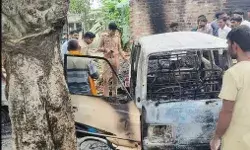 गैस रिफिलिंग के दौरान वैन में लगी आग- सिलेंडर फटने से दो गाड़ियां राख गैस रिफिलिंग के दौरान वैन में लगी आग- सिलेंडर फटने से दो गाड़ियां राख