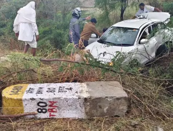 हाईवे पर पलटी कार खेत में गिरी- 3 महिलाओं समेत चार लोगों.. हाईवे पर पलटी कार खेत में गिरी- 3 महिलाओं समेत चार लोगों..