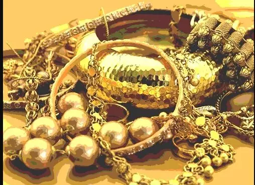 सोना फिसला- चांदी भी रपटी- 8 दिन में इतने कम हुए गोल्ड के दाम सोना फिसला- चांदी भी रपटी- 8 दिन में इतने कम हुए गोल्ड के दाम