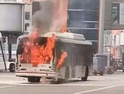 एयरपोर्ट के टर्मिनल पर खड़ी बस में लगी आग- विमान खड़ा हुआ था नजदीक एयरपोर्ट के टर्मिनल पर खड़ी बस में लगी आग- विमान खड़ा हुआ था नजदीक