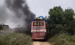 हाईवे पर फिर बस हादसा-गाड़ी में दौड़ा हाईटेंशन करंट-लगी आग-फटे सिलेंडर हाईवे पर फिर बस हादसा-गाड़ी में दौड़ा हाईटेंशन करंट-लगी आग-फटे सिलेंडर