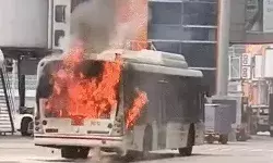 एयरपोर्ट के टर्मिनल पर खड़ी बस में लगी आग- विमान खड़ा हुआ था नजदीक एयरपोर्ट के टर्मिनल पर खड़ी बस में लगी आग- विमान खड़ा हुआ था नजदीक