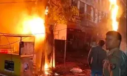 बिजली के खंभे से निकली चिंगारी से आग ही आग- हीर पैलेस टॉकीज... बिजली के खंभे से निकली चिंगारी से आग ही आग- हीर पैलेस टॉकीज...