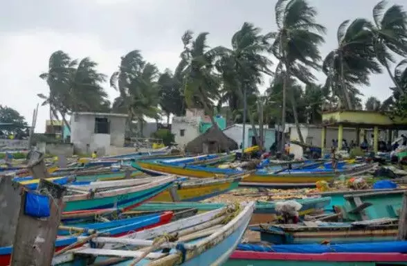 मोंथा चक्रवात का असर-कार एवं ऑटो पर गिरा पेड़-स्टेशन पर काटनी पड़ी रात मोंथा चक्रवात का असर-कार एवं ऑटो पर गिरा पेड़-स्टेशन पर काटनी पड़ी रात