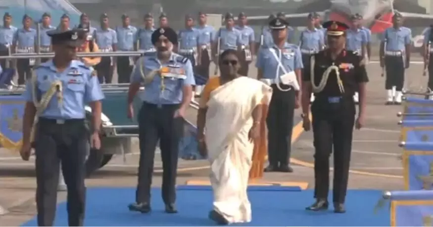 राफेल में उड़ान भरने को पहुंची की राष्ट्रपति को दिया गार्ड ऑफ ऑनर राफेल में उड़ान भरने को पहुंची की राष्ट्रपति को दिया गार्ड ऑफ ऑनर
