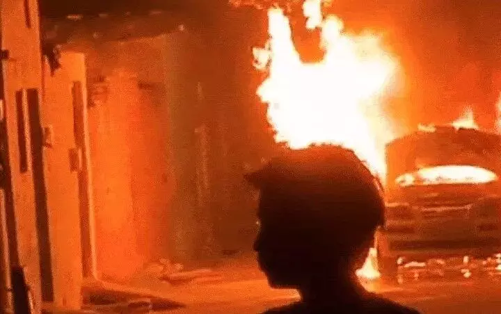 गैस रिफलिंग करते समय कार बनी आग का गोला- गंभीर रूप से एक झुलसा