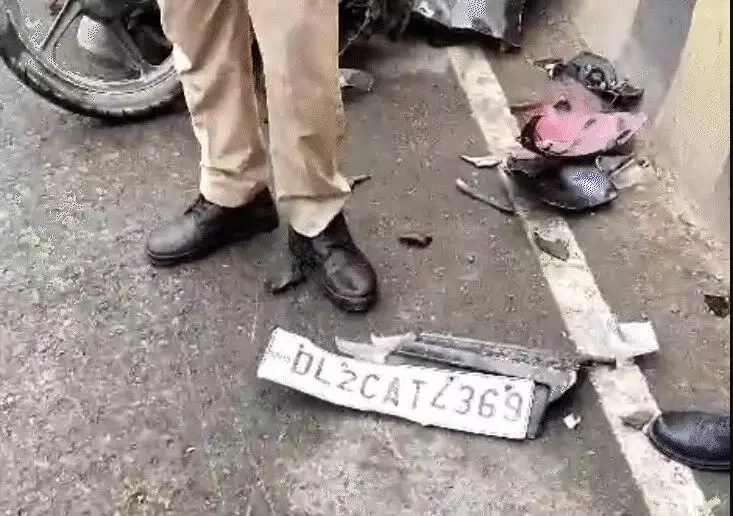 मौत बनकर दौड़ी कार ने बाईकों के परखच्चे उड़ाये- 1 युवक की मौत- कई घायल