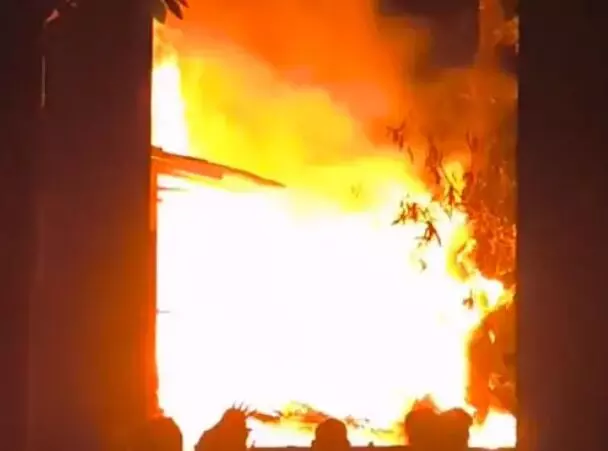 कबाड़ के गोदाम में आग का तांडव- बुझाने में फायरकर्मियों की ली परीक्षा