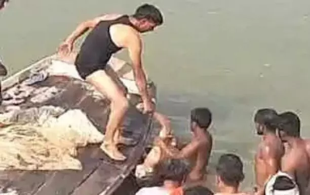 स्नान करते समय हादसा-PAC जवान गंगा में डूबा- साथी जवानों ने मशक्कत.. स्नान करते समय हादसा-PAC जवान गंगा में डूबा- साथी जवानों ने मशक्कत..