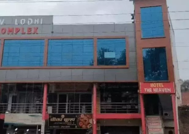 होटल में पुलिस की रेड- न्यूड भागी लड़की पहली मंजिल से नीचे गिरी होटल में पुलिस की रेड- न्यूड भागी लड़की पहली मंजिल से नीचे गिरी