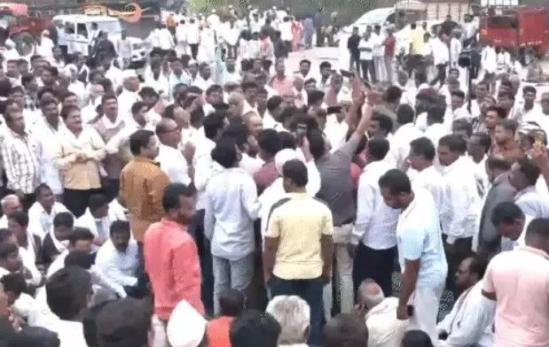 कर्ज माफी के लिए सड़क पर उतरे किसान- ट्रेन रोकने की वार्निंग कर्ज माफी के लिए सड़क पर उतरे किसान- ट्रेन रोकने की वार्निंग