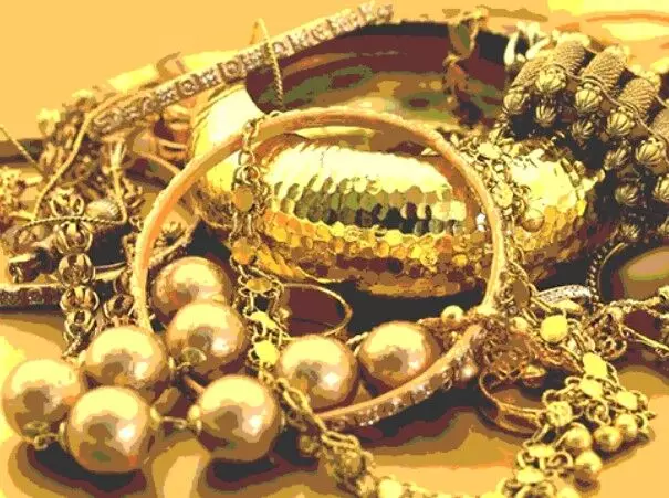 महिलाओं के 3 से अधिक गहने पहनने पर प्रतिबंध-उल्लंघन पर 50 हजार का दंड महिलाओं के 3 से अधिक गहने पहनने पर प्रतिबंध-उल्लंघन पर 50 हजार का दंड