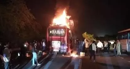 हाईवे पर चलती बस में लगी आग- ड्राइवर की सूझबूझ से बचे सभी पैसेंजर हाईवे पर चलती बस में लगी आग- ड्राइवर की सूझबूझ से बचे सभी पैसेंजर