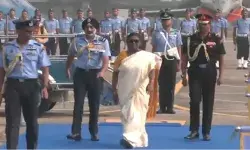 राफेल में उड़ान भरने को पहुंची की राष्ट्रपति को दिया गार्ड ऑफ ऑनर राफेल में उड़ान भरने को पहुंची की राष्ट्रपति को दिया गार्ड ऑफ ऑनर