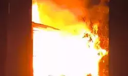 कबाड़ के गोदाम में आग का तांडव- बुझाने में फायरकर्मियों की ली परीक्षा