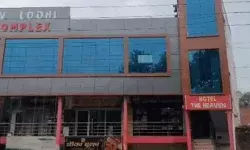 होटल में पुलिस की रेड- न्यूड भागी लड़की पहली मंजिल से नीचे गिरी होटल में पुलिस की रेड- न्यूड भागी लड़की पहली मंजिल से नीचे गिरी