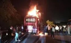 हाईवे पर चलती बस में लगी आग- ड्राइवर की सूझबूझ से बचे सभी पैसेंजर