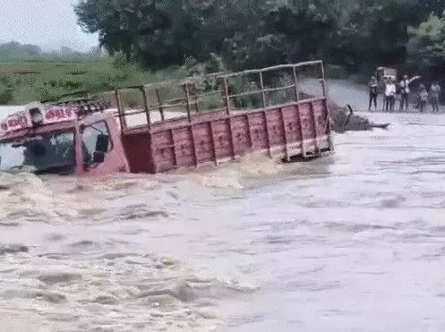 मोंथा तूफान से तबाही-डूबा स्कूल, ट्रक कार बहे-रेलवे स्टेशन पर भरा पानी मोंथा तूफान से तबाही-डूबा स्कूल, ट्रक कार बहे-रेलवे स्टेशन पर भरा पानी
