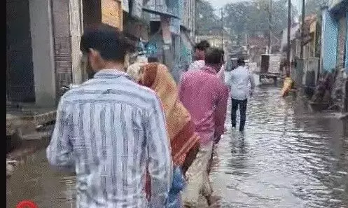 मोंथा का असर- राजधानी में छाया अंधेरा, अयोध्या काशी में तेज बारिश मोंथा का असर- राजधानी में छाया अंधेरा, अयोध्या काशी में तेज बारिश