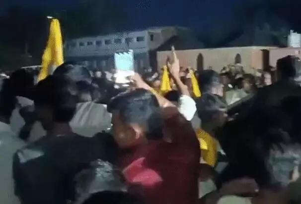 प्रचार करने गए तेज प्रताप को तेजस्वी के समर्थकों ने खदेड़ा-फेंकें पत्थर प्रचार करने गए तेज प्रताप को तेजस्वी के समर्थकों ने खदेड़ा-फेंकें पत्थर